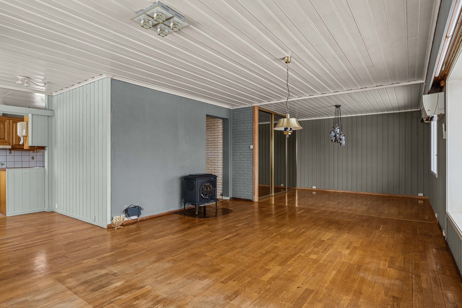 Den åpne løsningen mot kjøkkenet gjør rommet svært sosialt og gir boligen en god flyt mellom oppholdsrommene Galleribilde