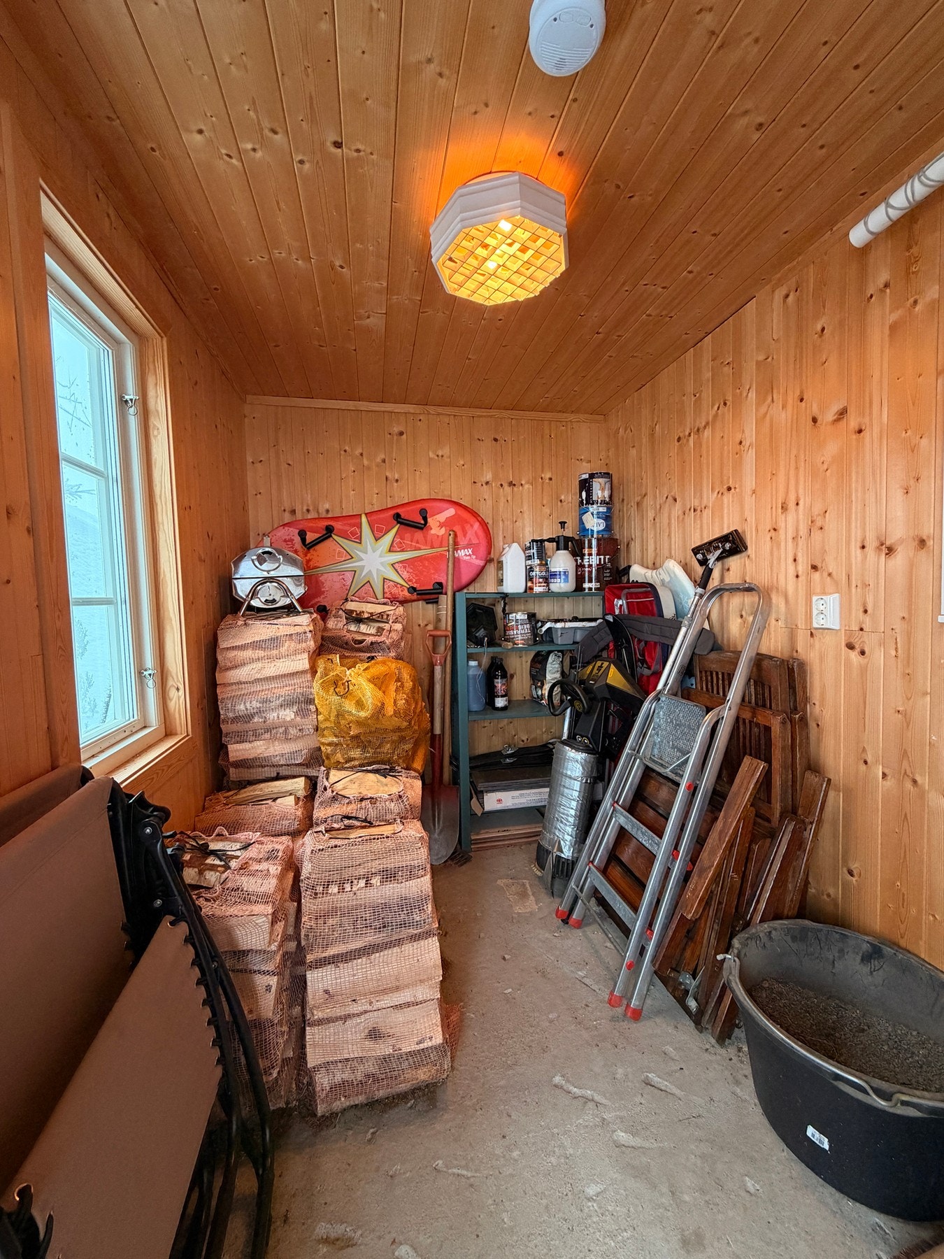 Boden i hovedetasjen er ca 4 m2 og har plass til litt av hvert. Galleribilde