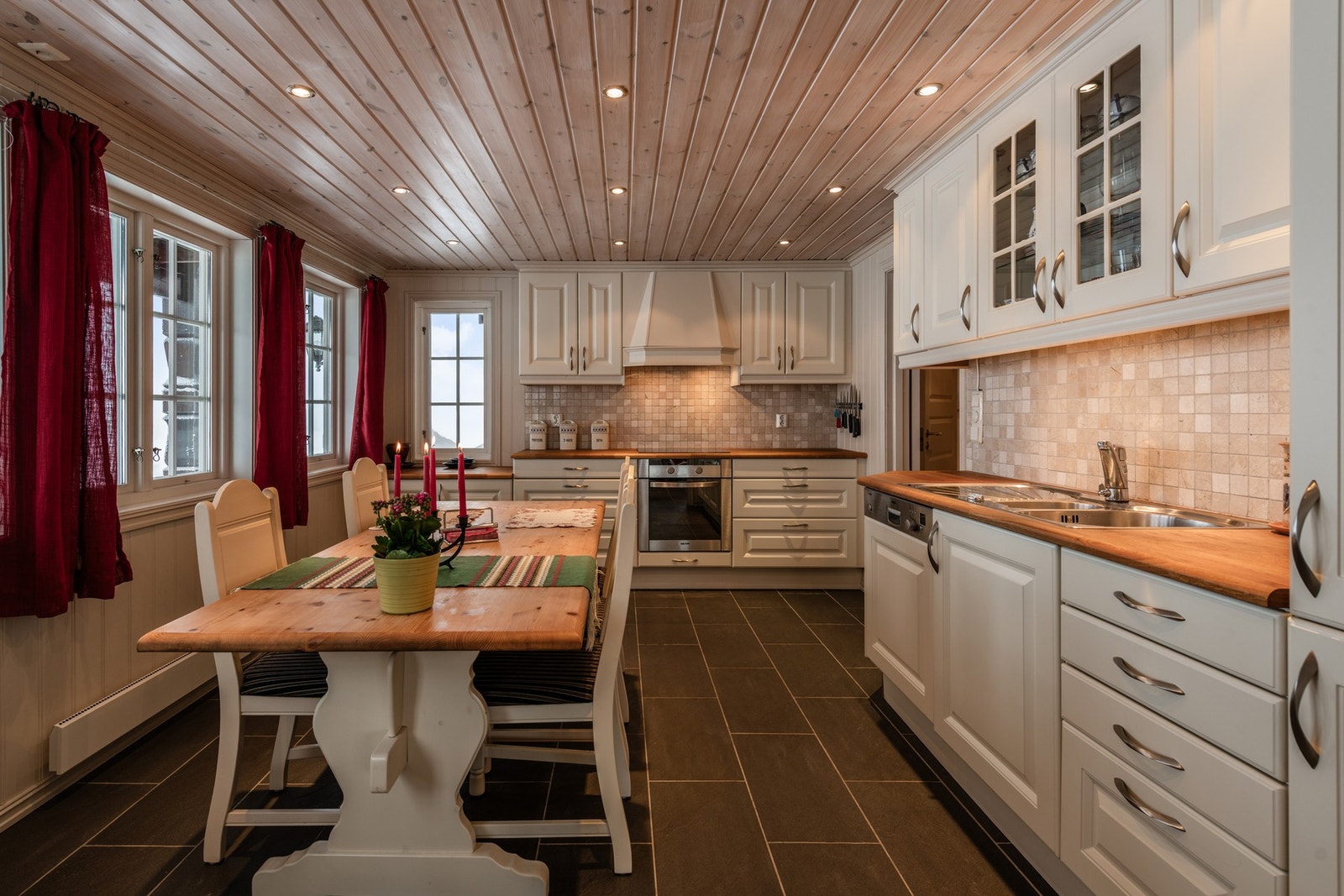 Koselig kjøkken og spiseplass som ligger litt adskilt fra stua. Galleribilde