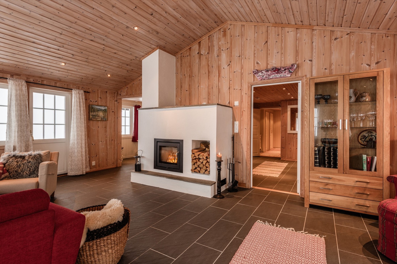 Den romslige stua har en staselig peis for varme og kos, og utgang til stor og delvis overbygget terrasse. Galleribilde