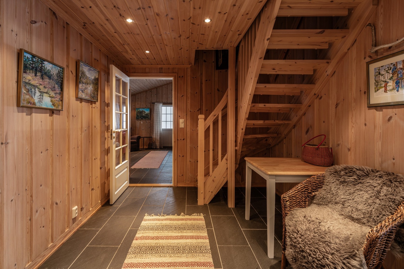 Trappen opp til loftsetasjen er i entreen. Galleribilde