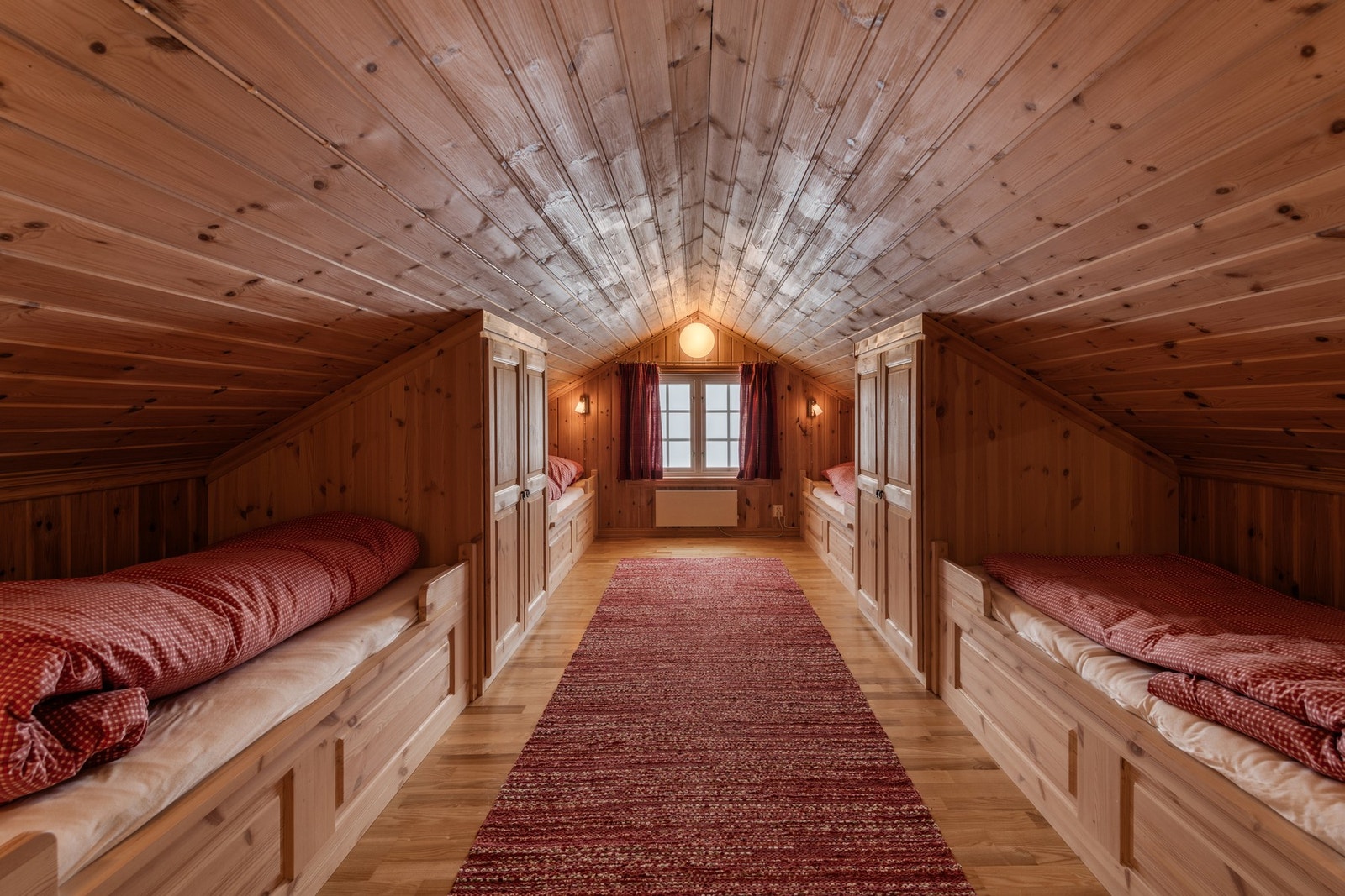 Hemsrommet i loftsetasjen er innredet med soveplasser. Dette rommet har ganske lav takhøyde og arealet regnes ikke som måleverdig, se mer informasjon i tilstandsrapporten. Galleribilde