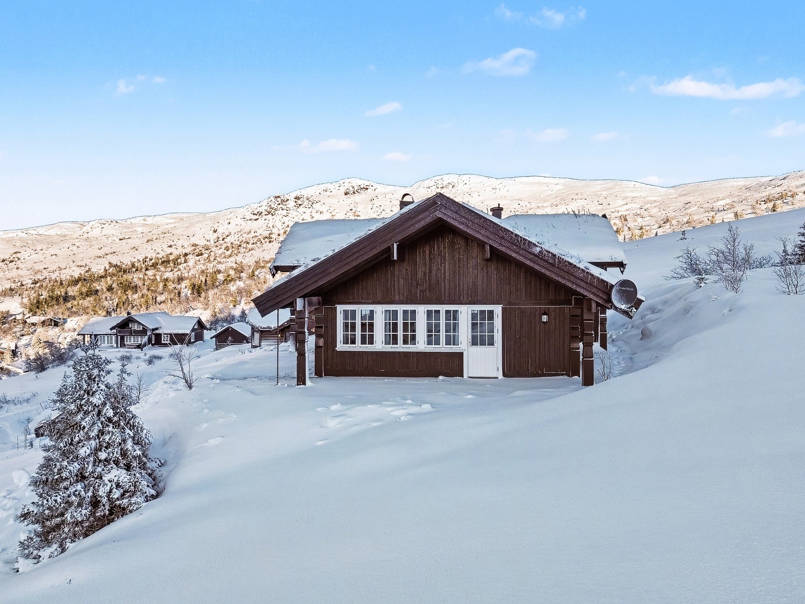 Her får du en vestvendt beliggenhet med rikelig sol gjennom dagen og en nydelig utsikt over det åpne fjellandskapet. Galleribilde