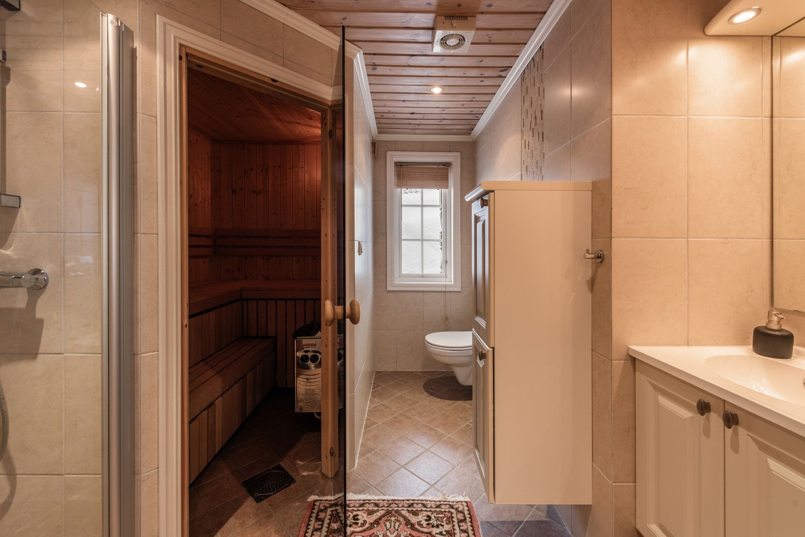 Baderommet i hovedetasjen er romslig og har til og med badstue. Galleribilde