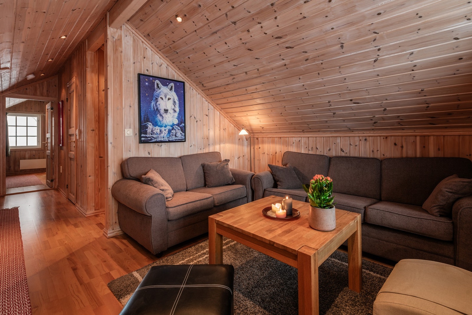 Loftsetasjen har både stue, soverom og bad. Galleribilde