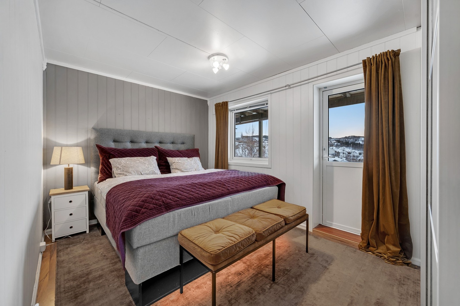 Hovedsoverom med direkte utgang til markterrasse og hage. Galleribilde