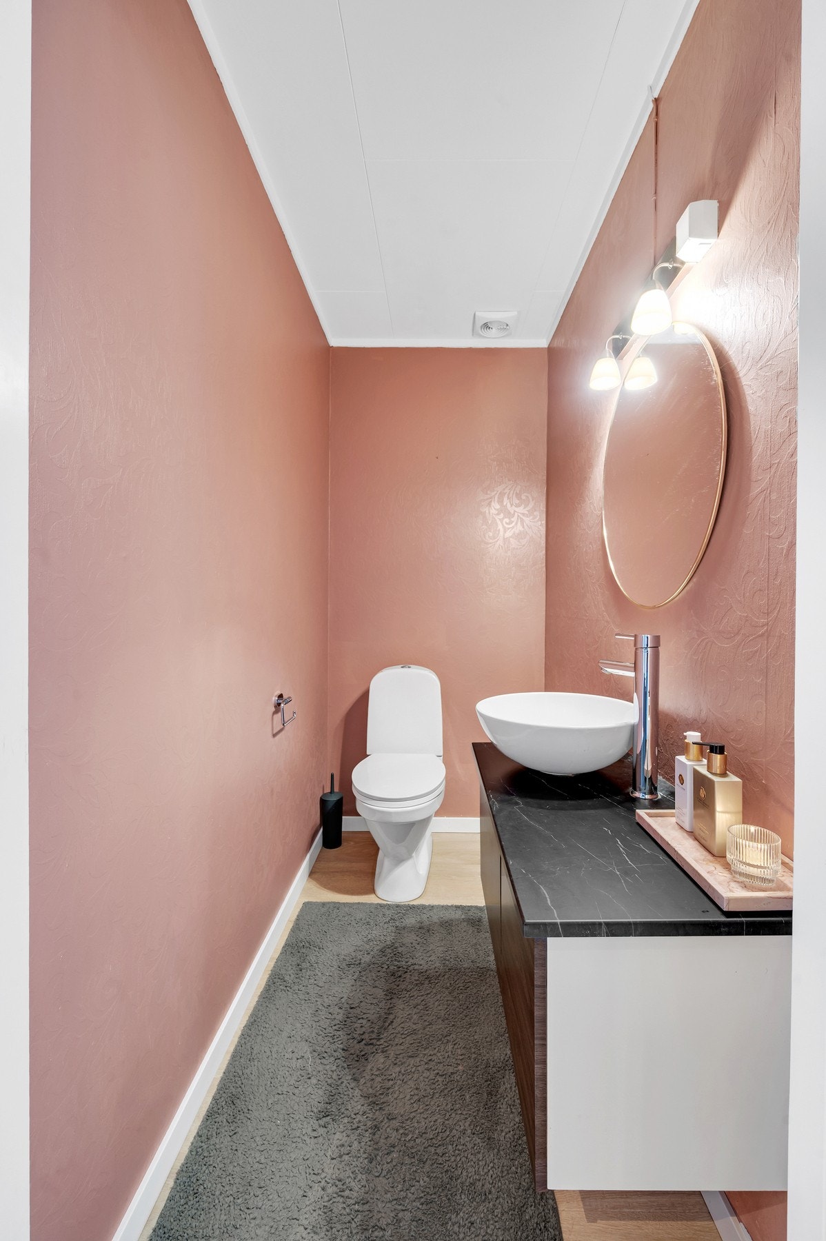 Toalettrom i tilknytning stue. Galleribilde