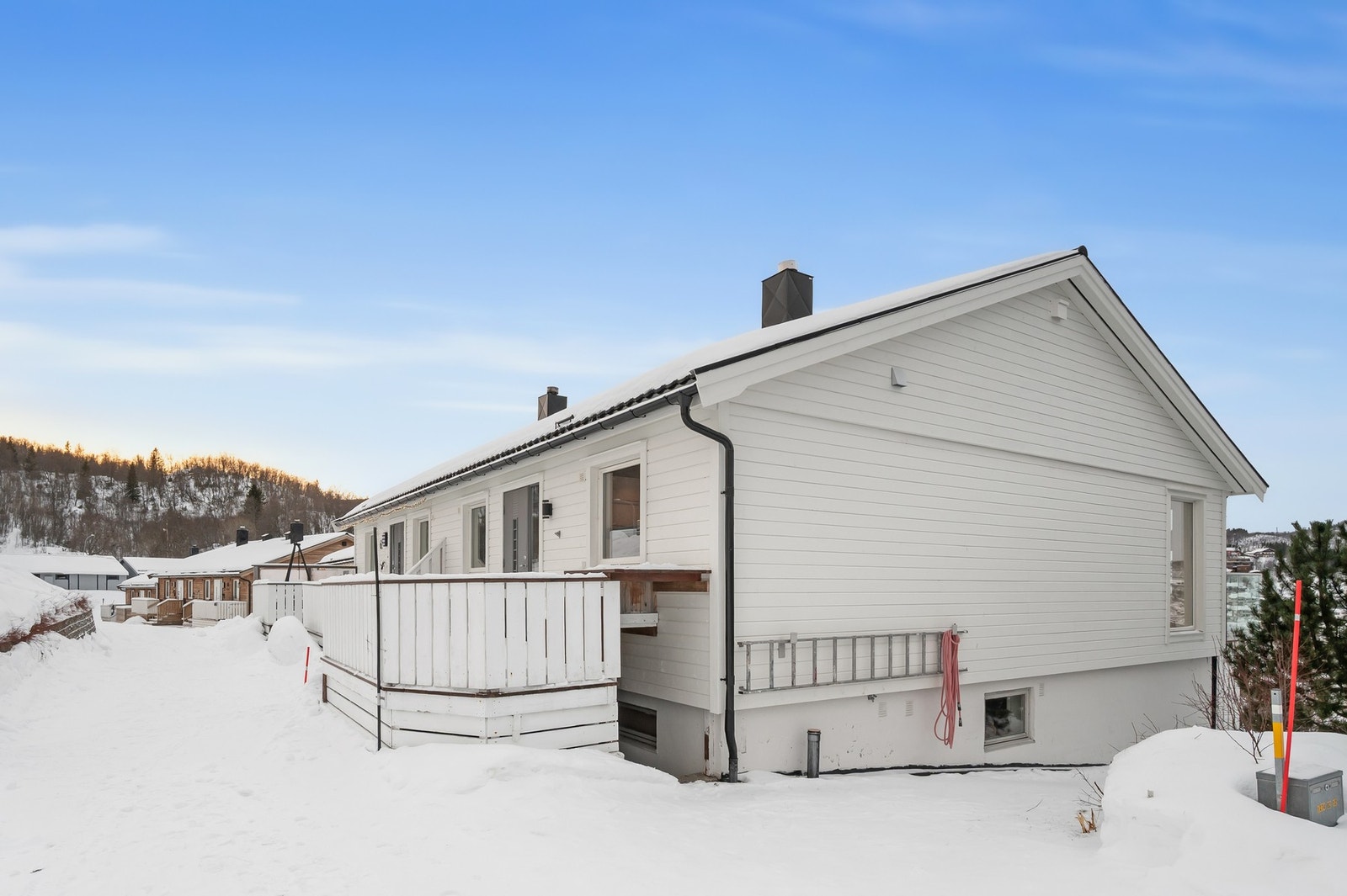 Det er direkte nedgang til bod/vaskerom utenfra. Galleribilde