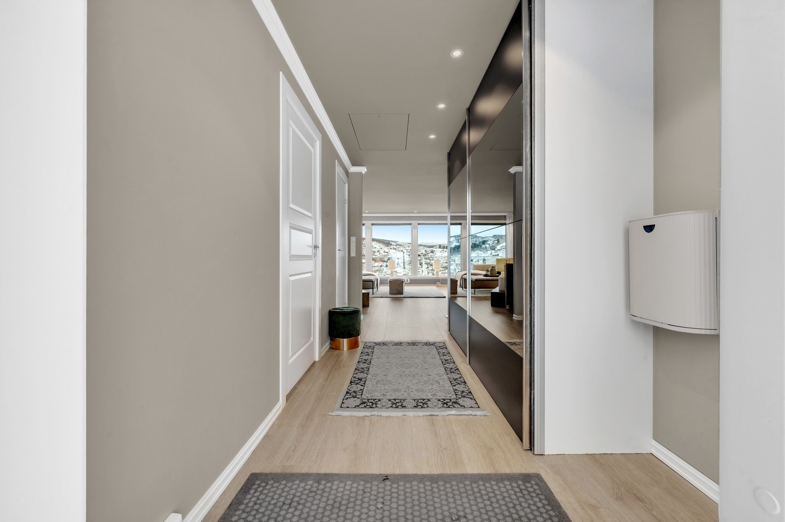 Gang med praktisk skyvedørsgarderobe for oppbevaring av klær. Galleribilde