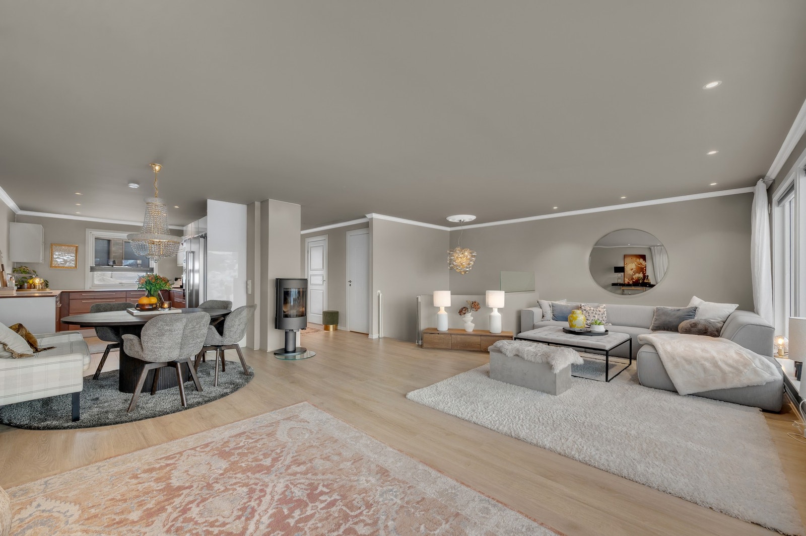 Romslig stue med god plass til flere sittegrupper. Galleribilde