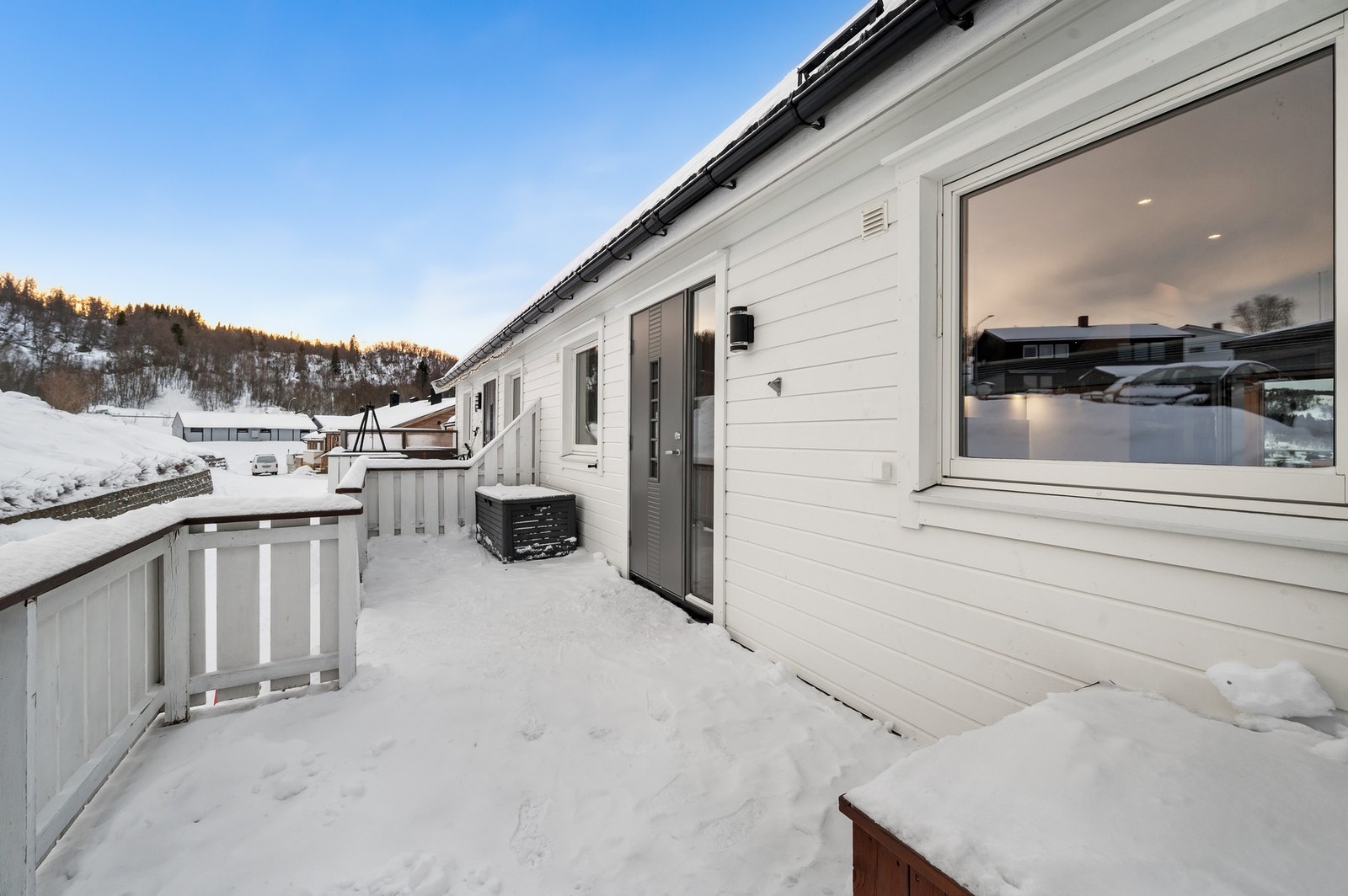 Terrasse ved inngangsparti, her har man sol på dagtid/formiddag. Galleribilde