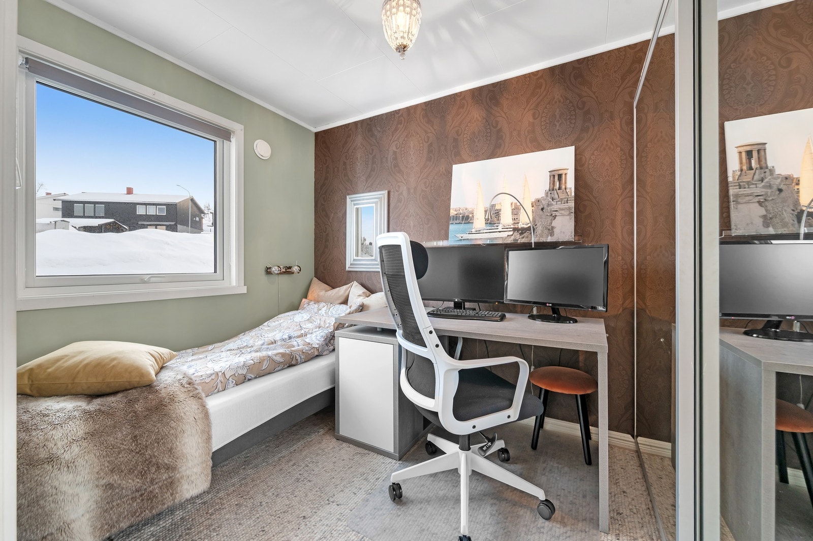 Soverom i hovedetasje, er i dag innredet som hjemmekontor. Galleribilde