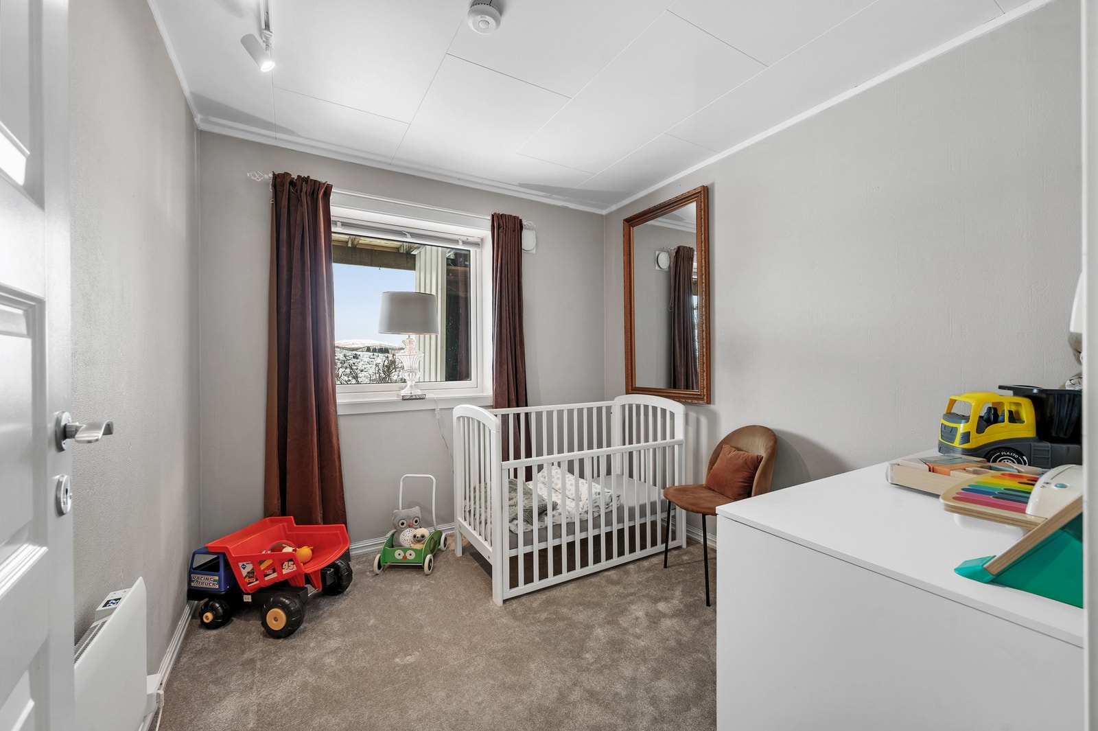 Soverom i underetasje som i dag er innredet som barnerom. Galleribilde