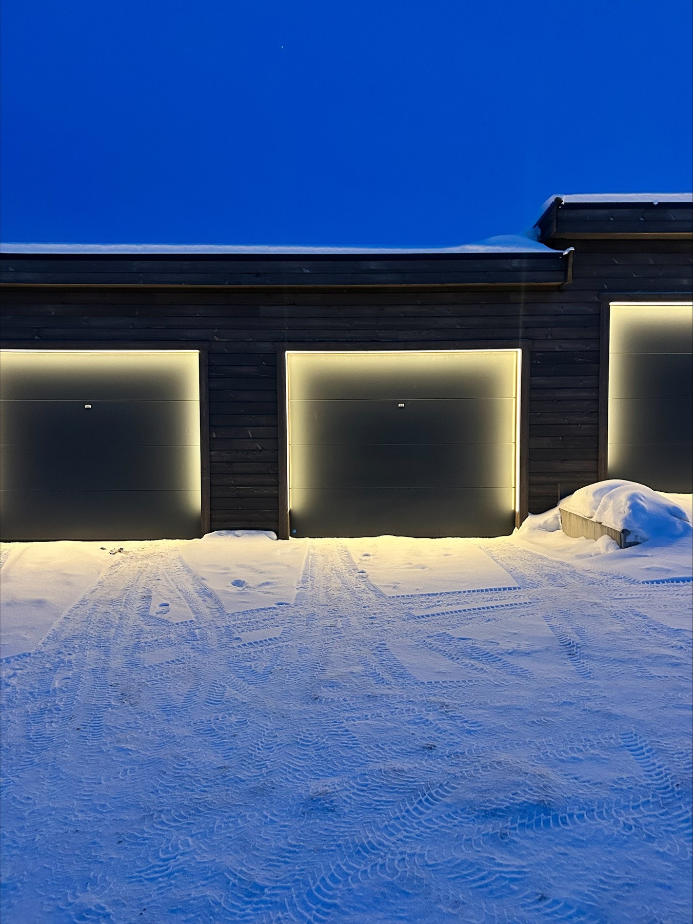 Leiligheten disponerer garasjen i midten på bilde. Galleribilde