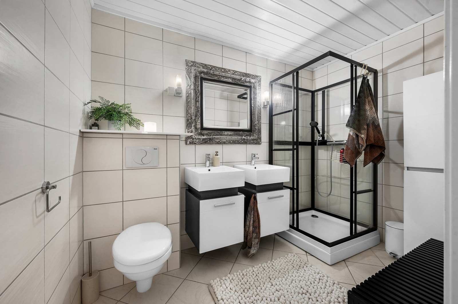 Bad fra 2009 med varmekabler i gulv og dusjkabinett. Galleribilde