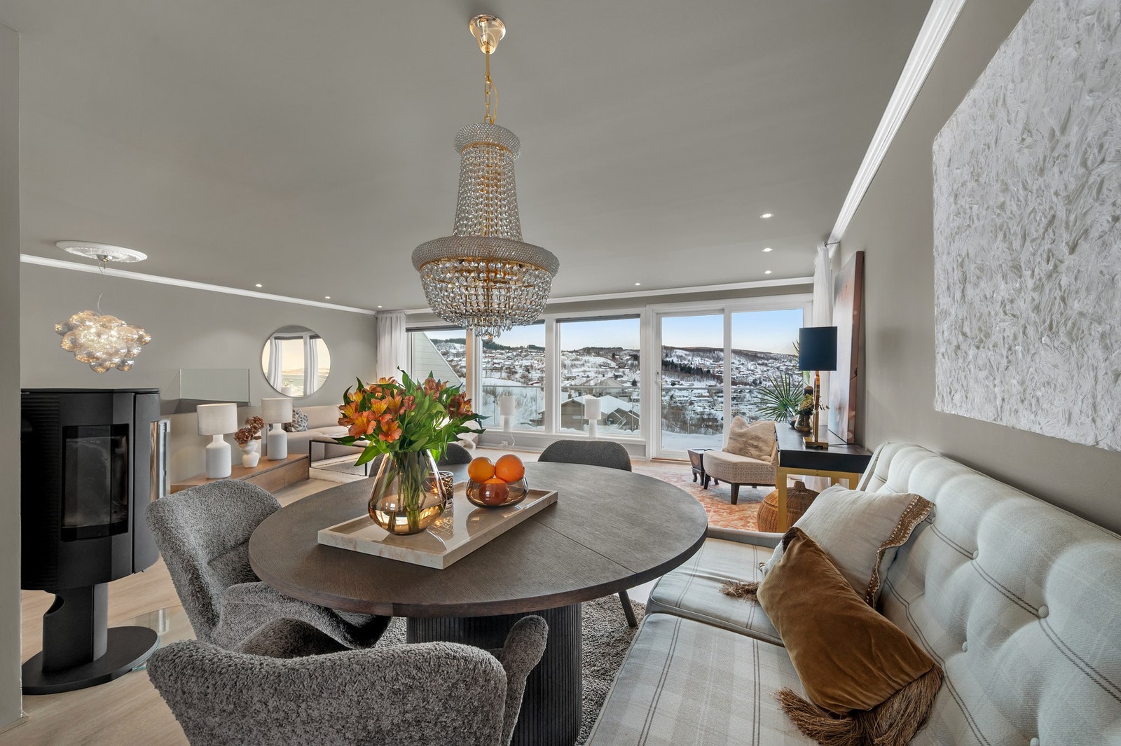 God plass til større spisebord mellom stue og kjøkken. Galleribilde