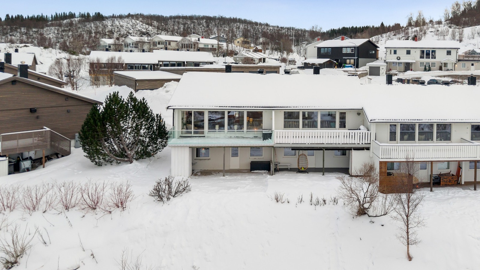 Glassrekkverket ble montert i 2020. Galleribilde