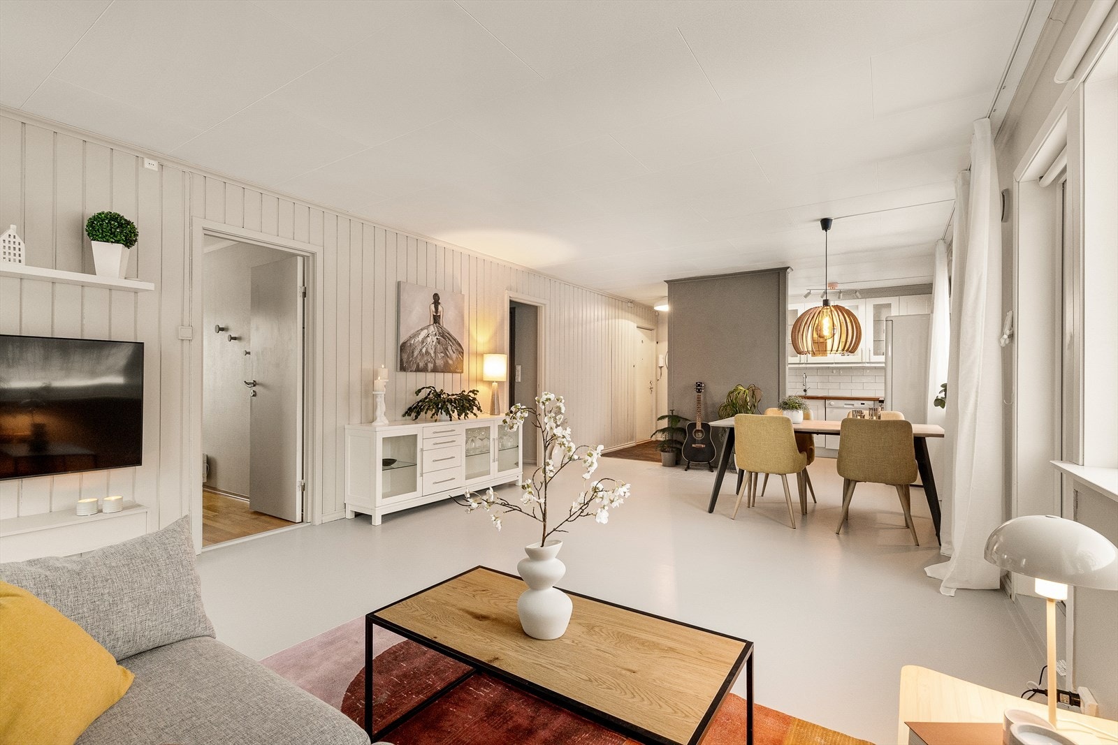 Romslig stue med rikelig naturlig lysinnslipp fra store vindusflater. Galleribilde