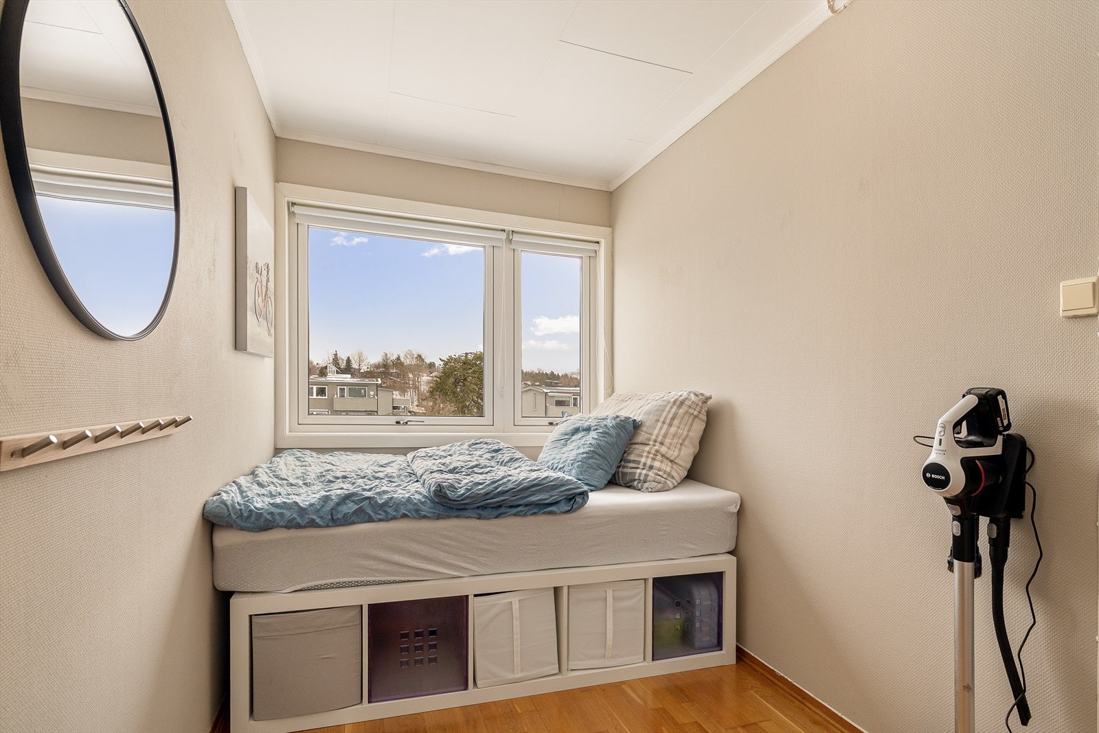 Soverom nr. 3. Praktisk soverom med stort vindu som gir godt lysinnslipp. Galleribilde