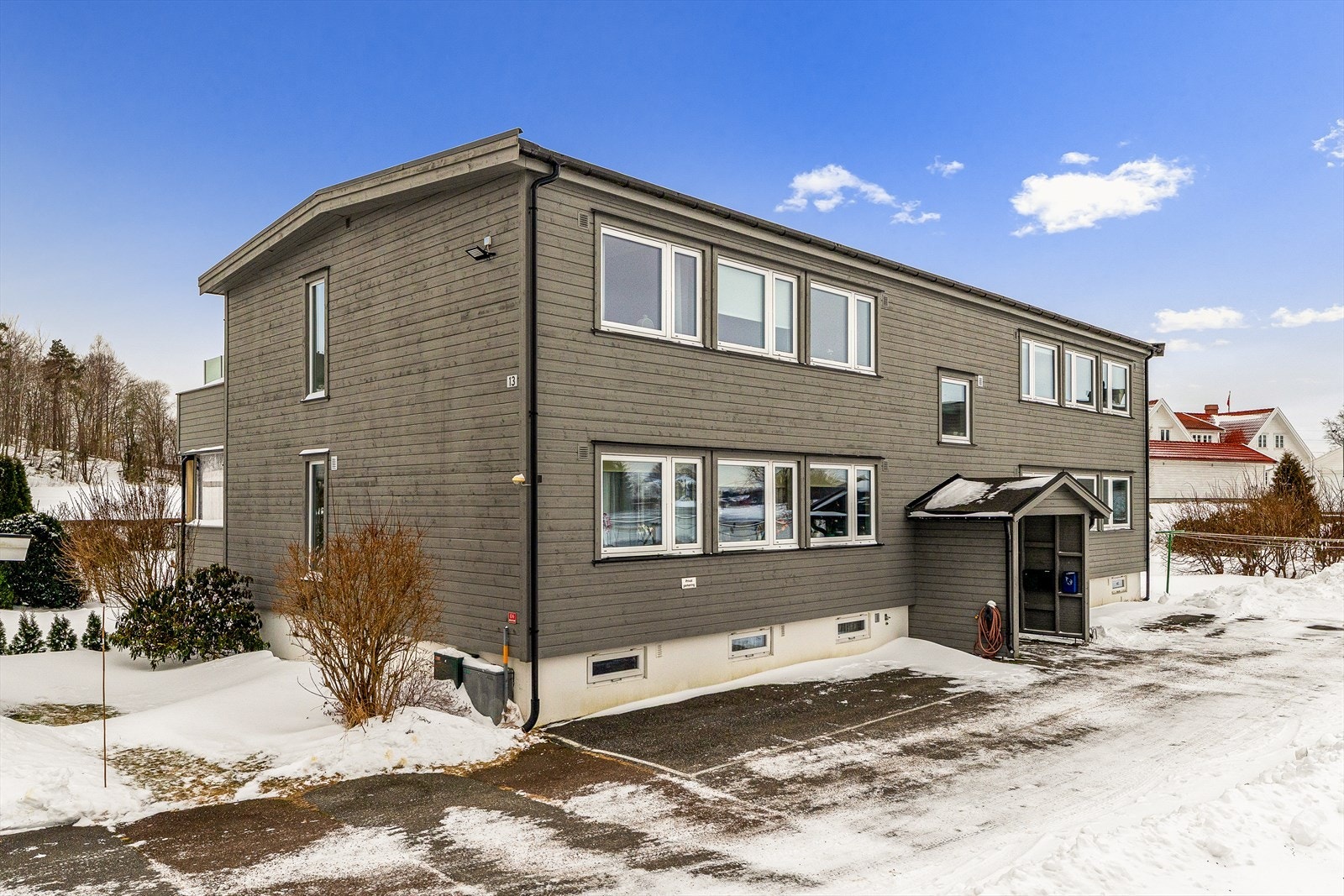 Velholdt fasade med moderne uttrykk i et rolig og etablert boligområde. Leiligheten ligger i 2. etasje i et skjermet bygg med gode solforhold og enkel adkomst. Galleribilde