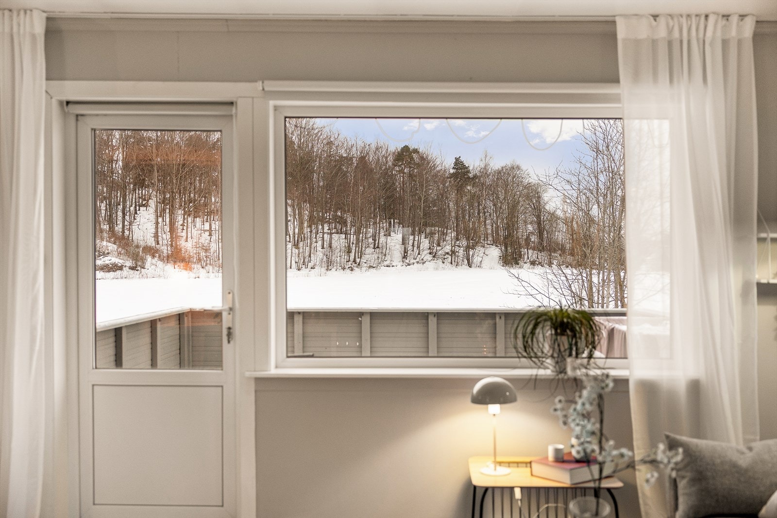 Utgang til balkong med flott utsikt mot jorder - her kan du ofte se rådyrene rusle forbi. Galleribilde