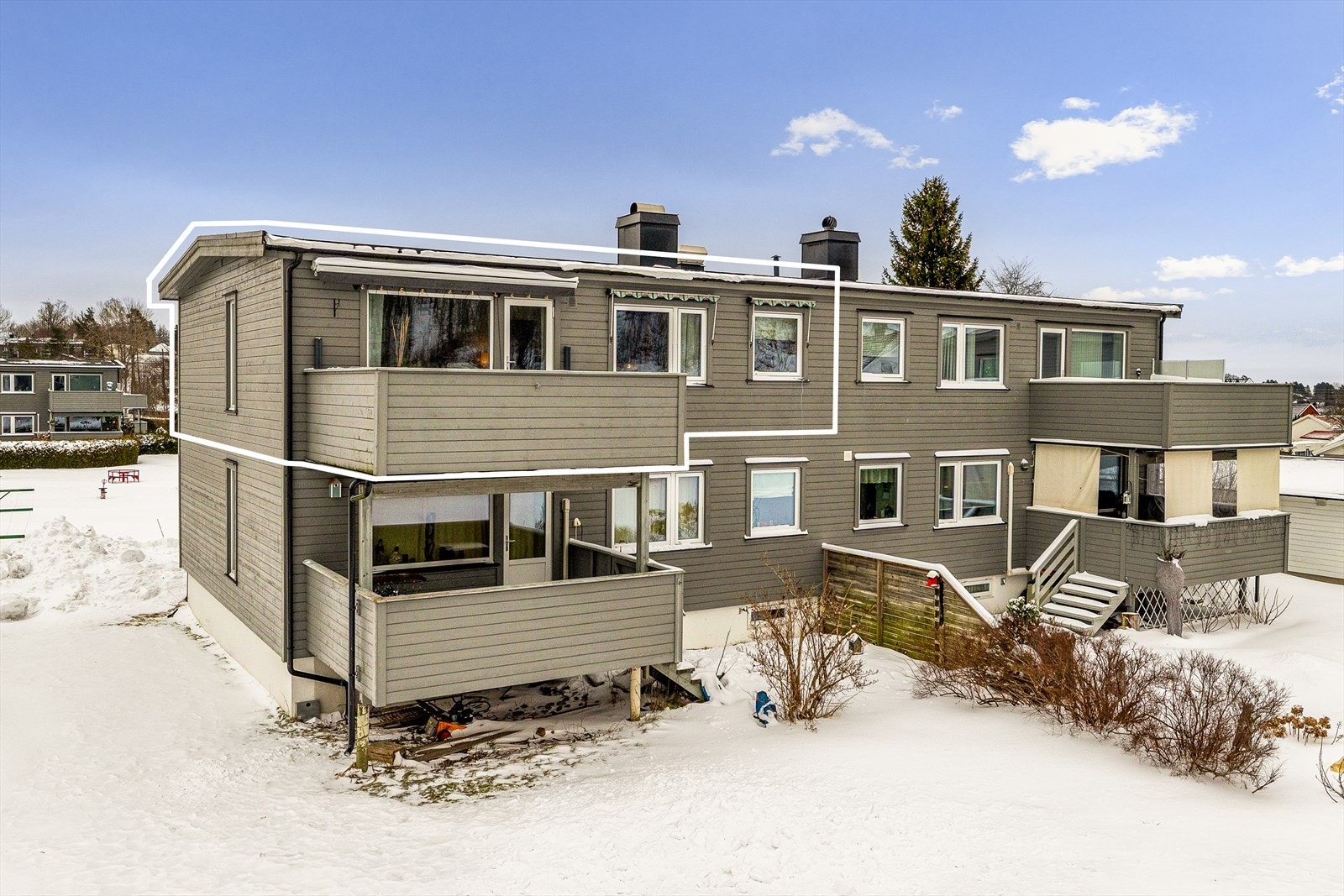 Pen og velholdt fasade med leilighetens vestvendte balkong i 2. etasje. Galleribilde