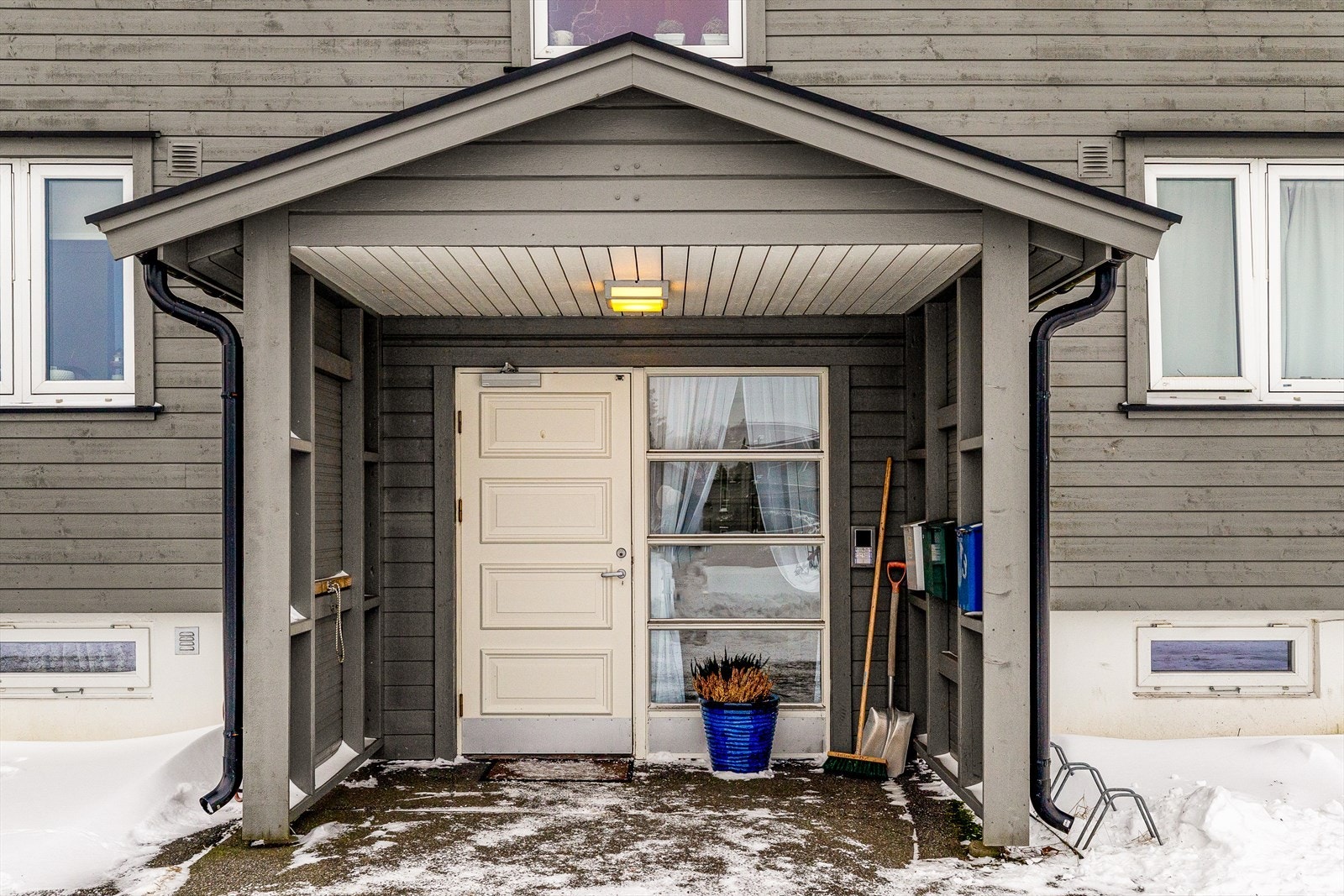 Pent og innbydende inngangsparti som gir et ryddig og velholdt førsteinntrykk. Galleribilde