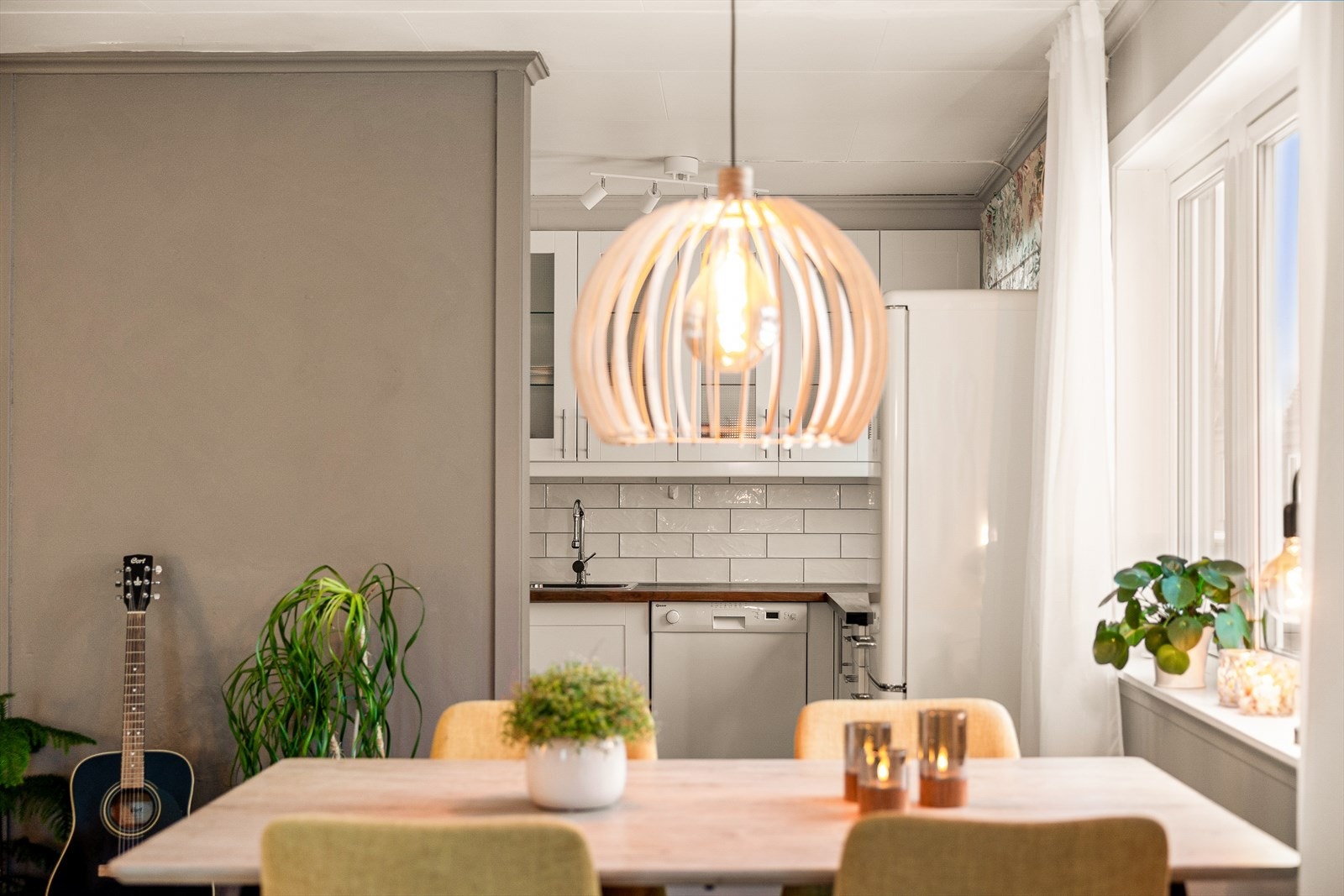 Romslig sone med spisebord og god atmosfære, sentralt plassert mellom kjøkken og stue for en sosial og funksjonell boligflyt. Galleribilde