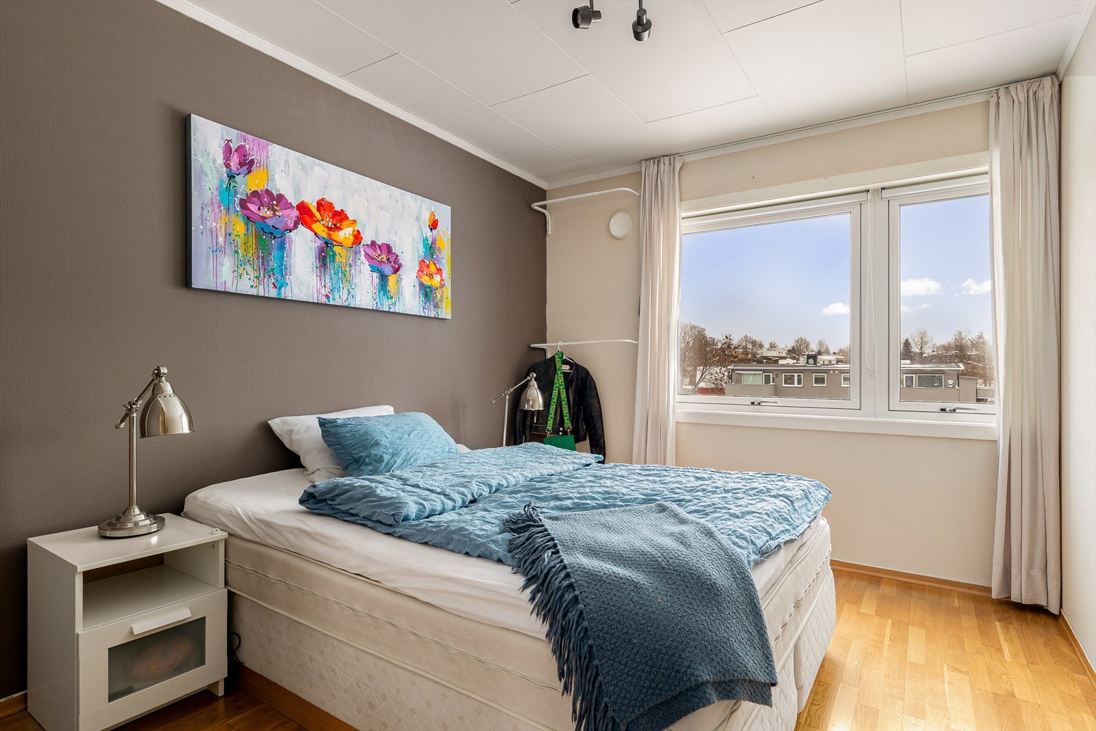 Lyst og trivelig hovedsoverom med store vinduer som gir rikelig naturlig lys. God plass til dobbeltseng og garderobeløsning, og en rolig atmosfære som innbyr til avslapning. Galleribilde