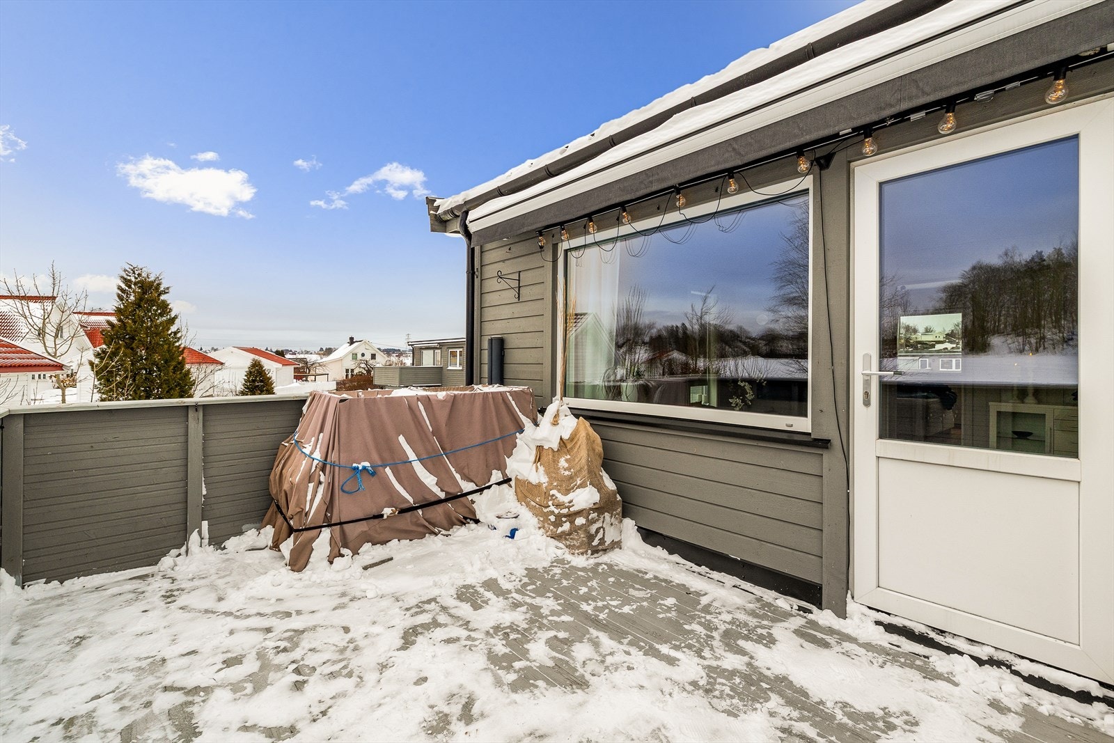 Stor og deilig vestvendt balkong med flotte solforhold - legg merke til den store og stilfulle terrassemarkisen. Galleribilde