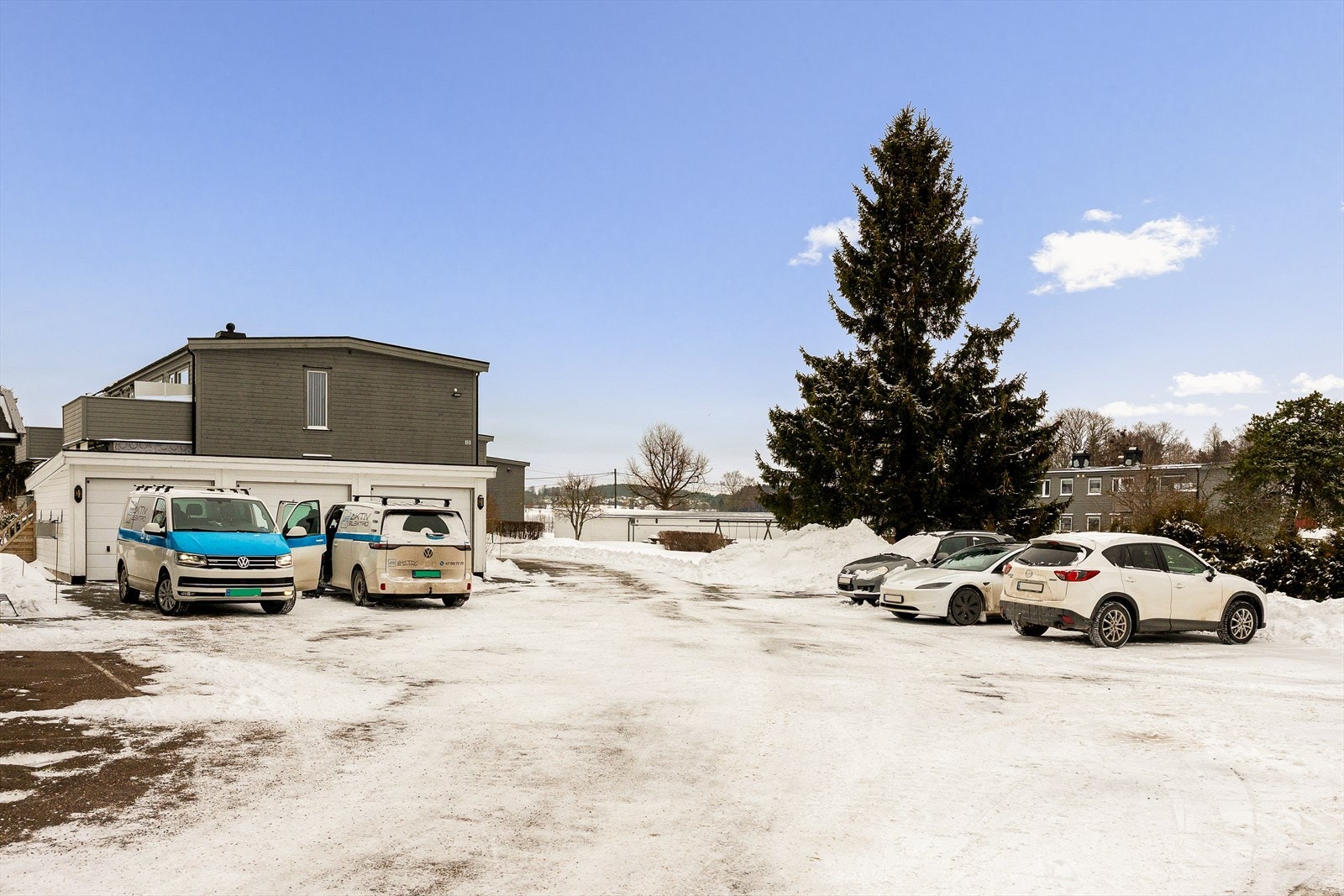 Romslig parkeringsområde med gode parkeringsmuligheter rett ved bygget. Enkelt å komme til - både for beboere og besøkende. Praktisk garasje i rekke med gode oppbevarings- og parkeringsmuligheter. Galleribilde