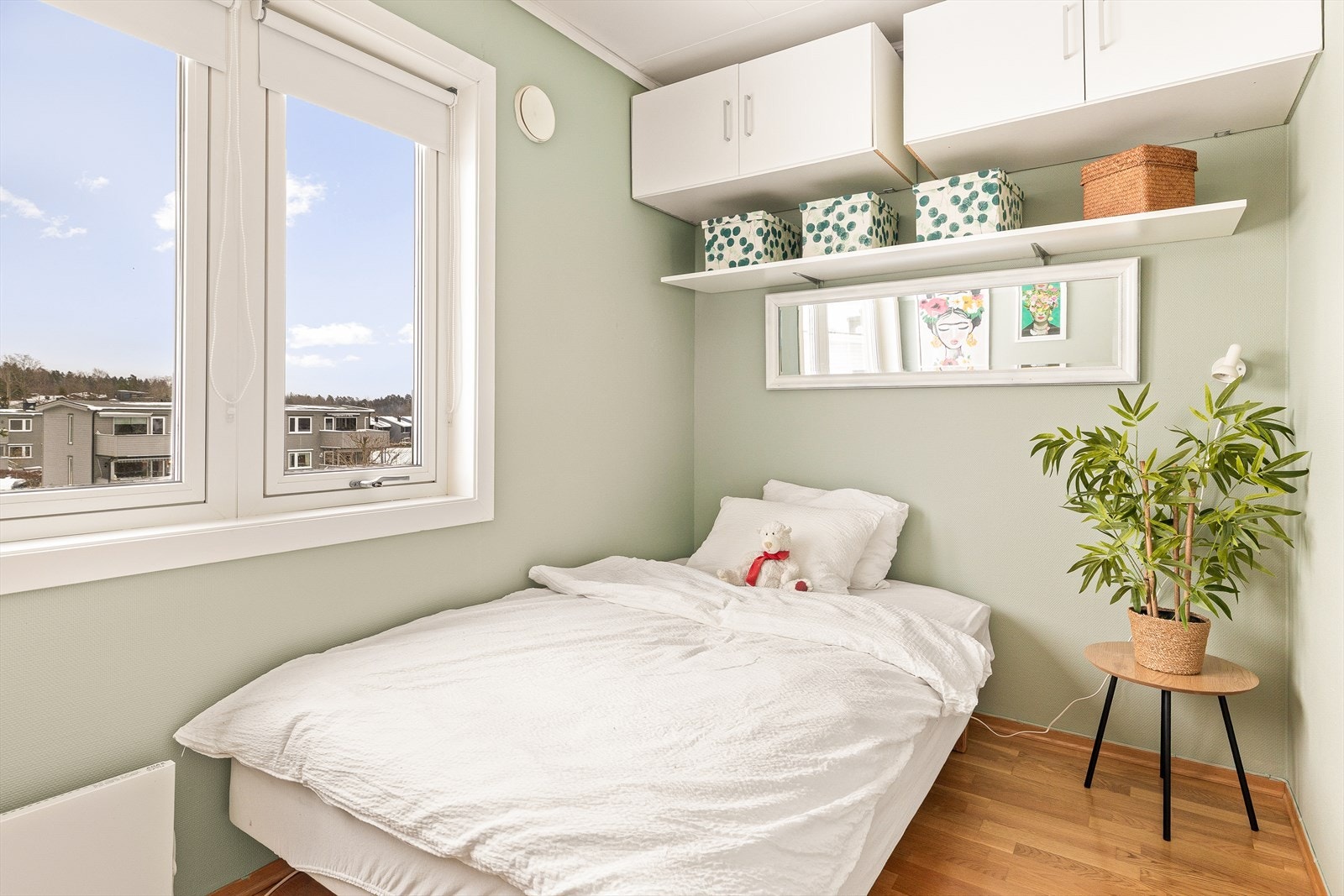 Soverom nr. 2. Lyst og innbydende soverom med store vinduer og behagelige fargetoner. Smart oppbevaring i overskap og hyller gir god plassutnyttelse. Galleribilde