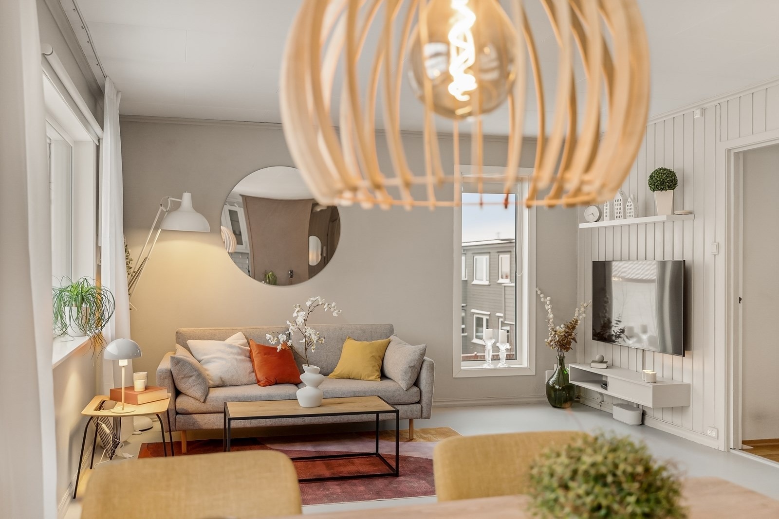 Lekre detaljer og materialvalg som skaper en varm og innbydende stemning. Galleribilde