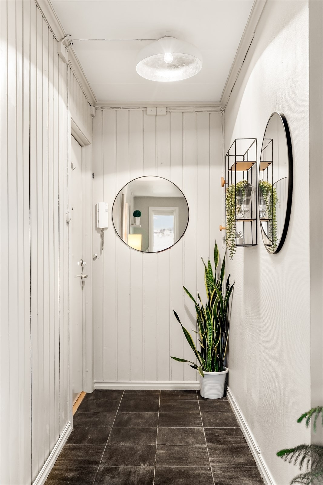 Lys og innbydende entré med porttelefon - et praktisk og velkomment første møte med boligen. Galleribilde