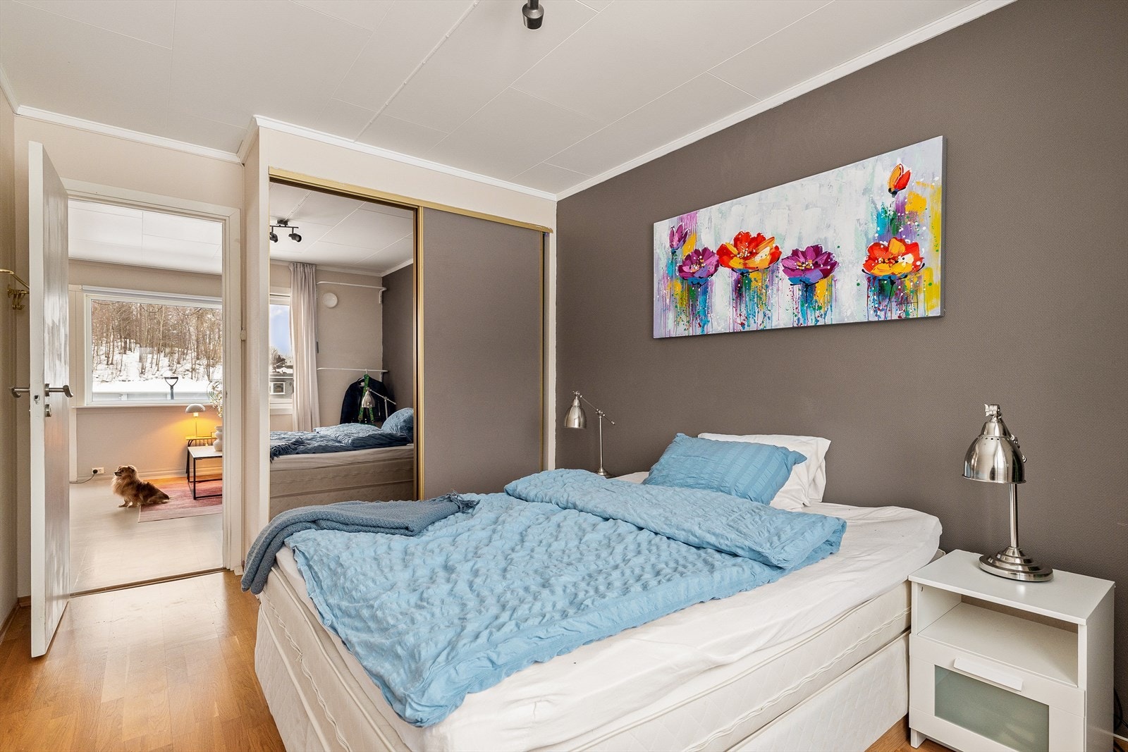 God plassutnyttelse og praktisk skyvedørsgarderobe. Et lyst og behagelig rom som gir en rolig atmosfære og fine rammer for en god natts søvn Galleribilde