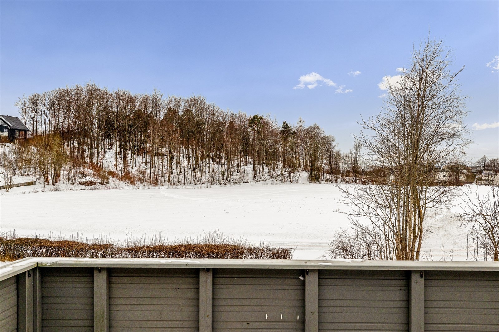Meget solrik balkong med fredelig utsikt mot vest - helt uten innsyn. Galleribilde