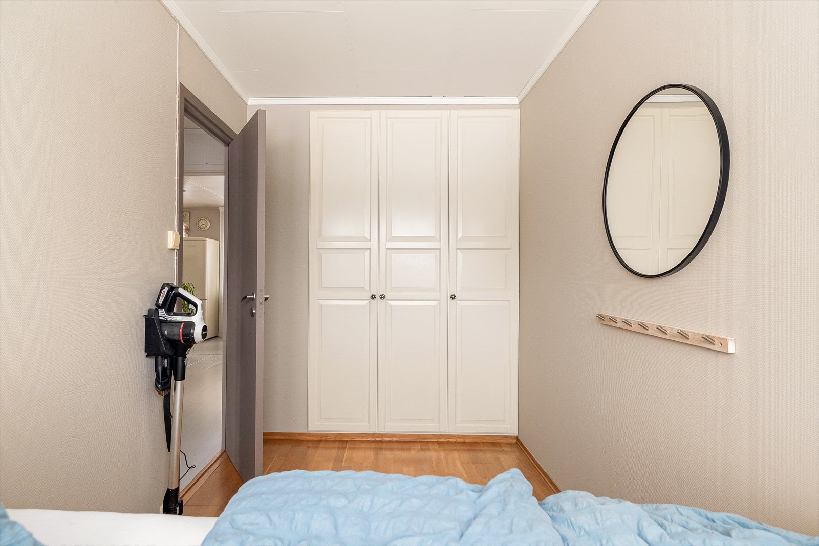 Perfekt som barnerom, gjesterom eller kontor, med integrert oppbevaringsløsning. Galleribilde