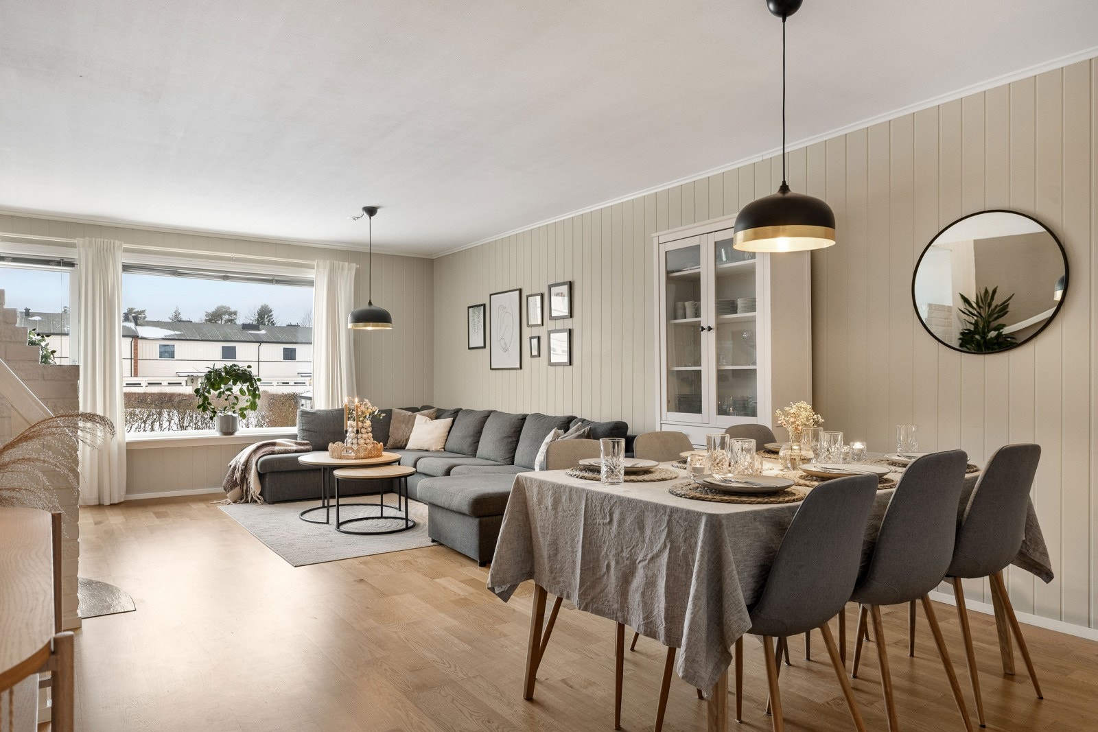 Romslig stue med gode møbleringsmuligheter til sofagruppe, tv-seksjon, spisebord og øvrig ønsket møblement. Galleribilde