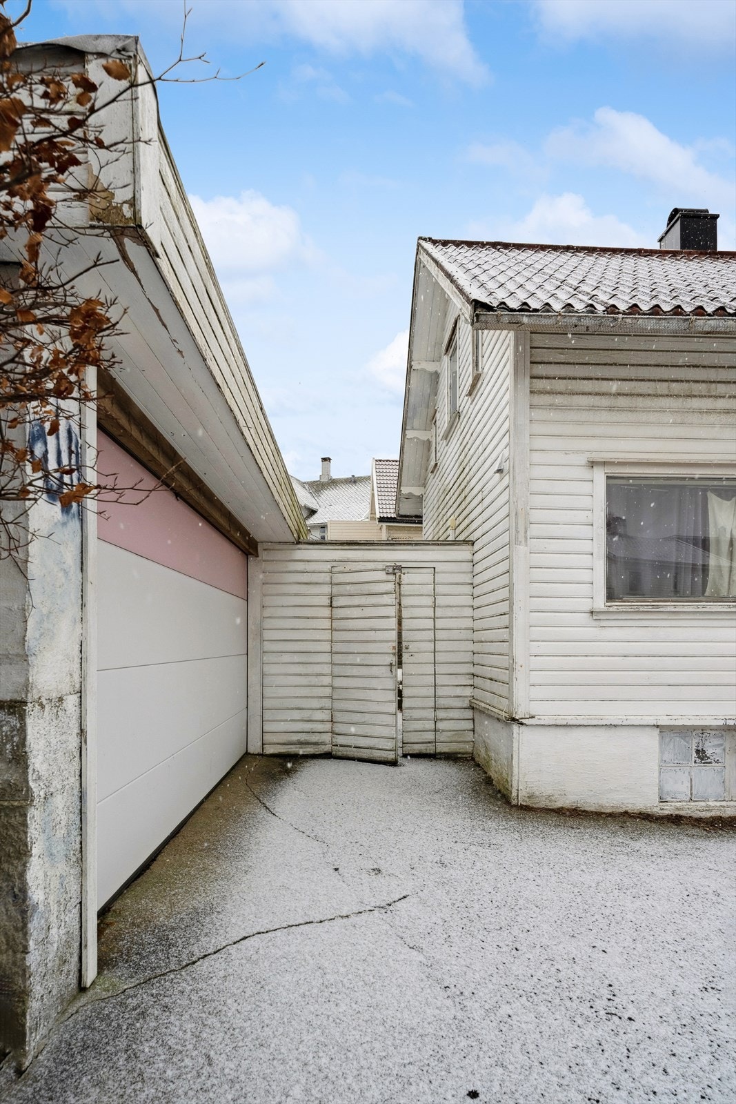 Boligen trenger full renovering og bærer preg av mangel på vedlikehold. Galleribilde