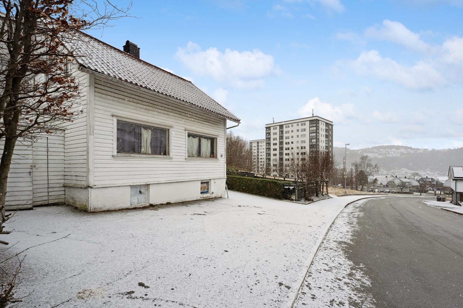 En enebolig med sentrumsnær beliggenhet. Eiendommen består av bolighus fra ca. 1911 og dobbel garasje bygget i ca. 1989. Galleribilde