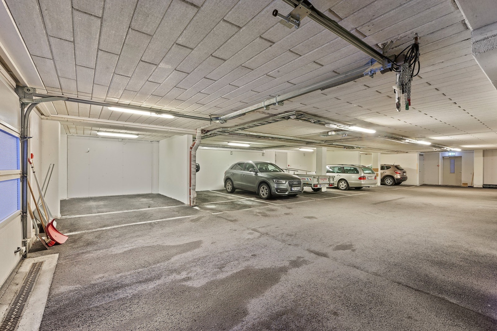 Det er parkeringsplass for en bil i felles garasjeanlegg. Galleribilde