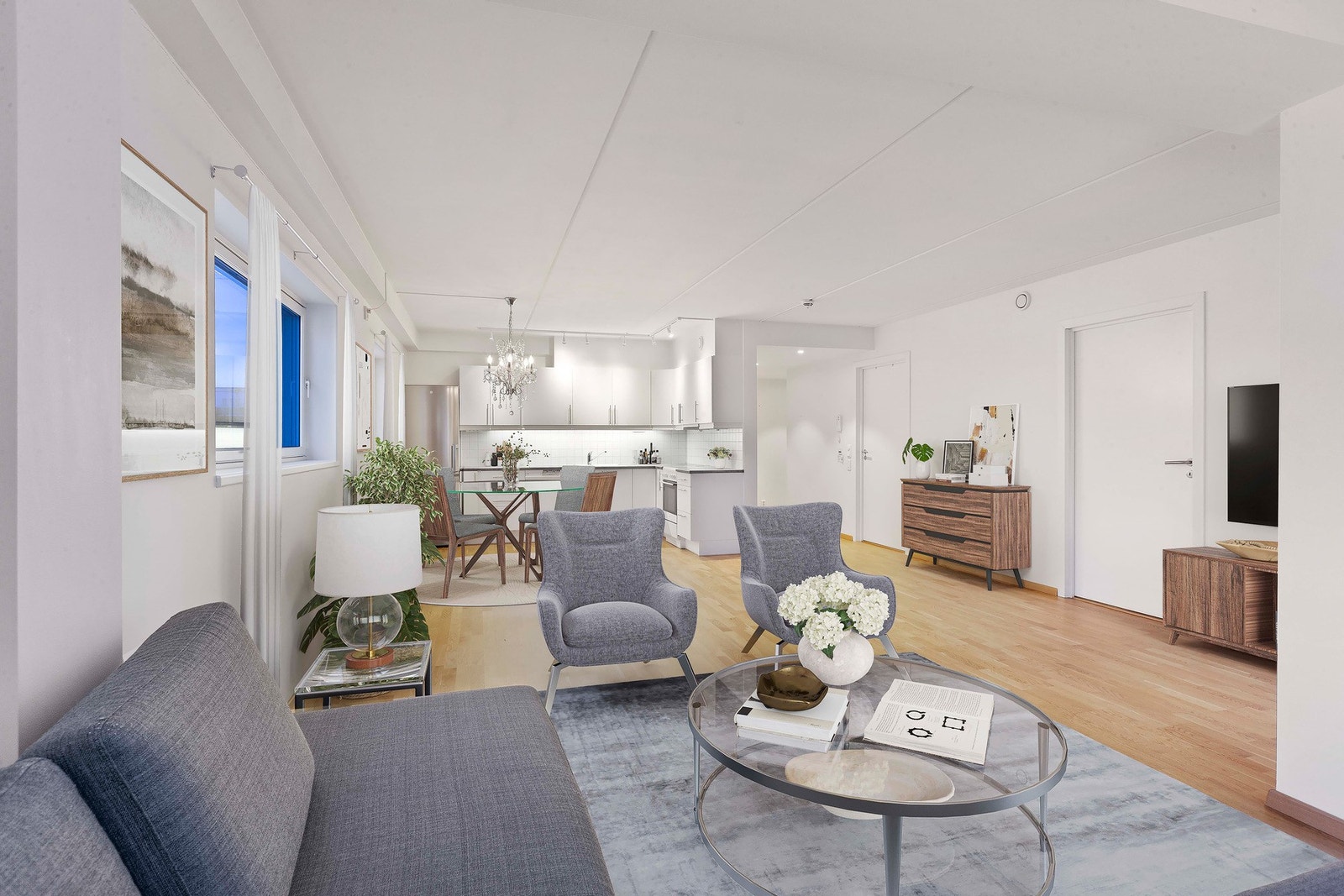 Åpen løsning mellom stue og kjøkken som skaper en luftig og romslig følelse. Galleribilde