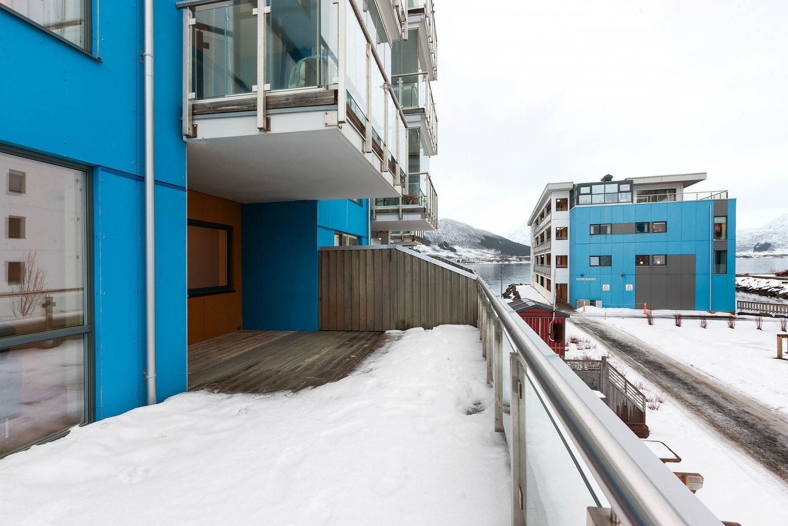 Veranda har rekkverk i glass slik at du ikke mister noe utsikt. Galleribilde