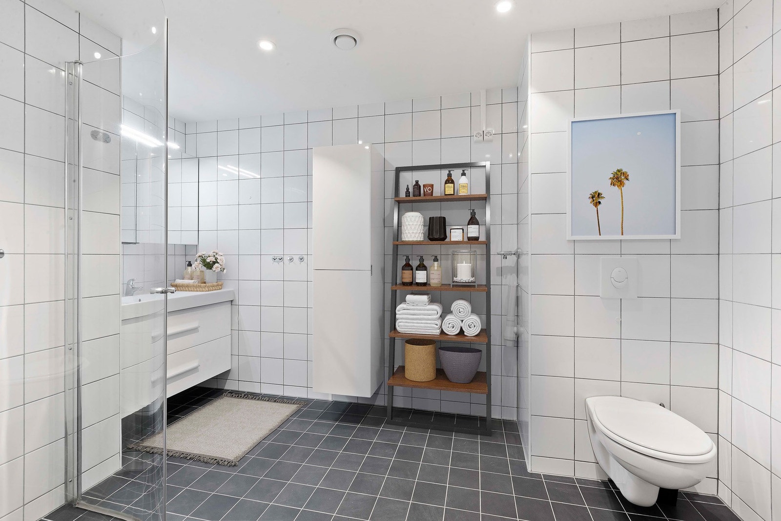 Lyst og flislagt bad/vaskerom med behagelig gulvarme. Galleribilde