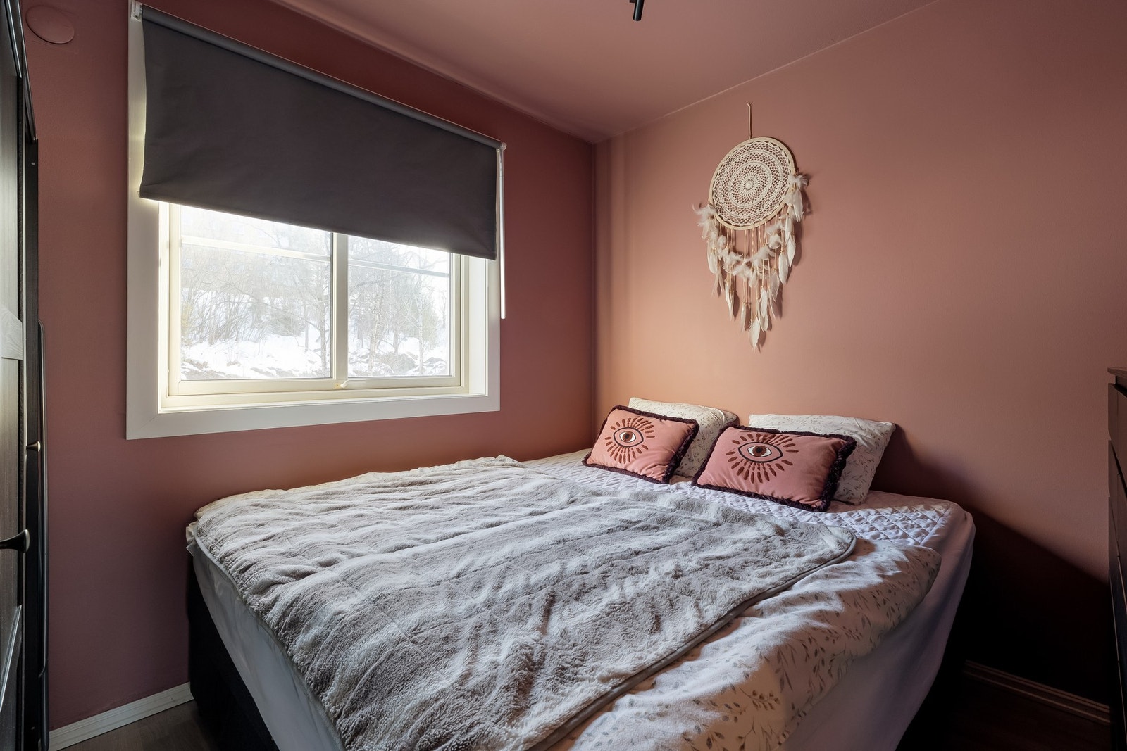 Leiligheten har tre lyse, romslige soverom. Galleribilde