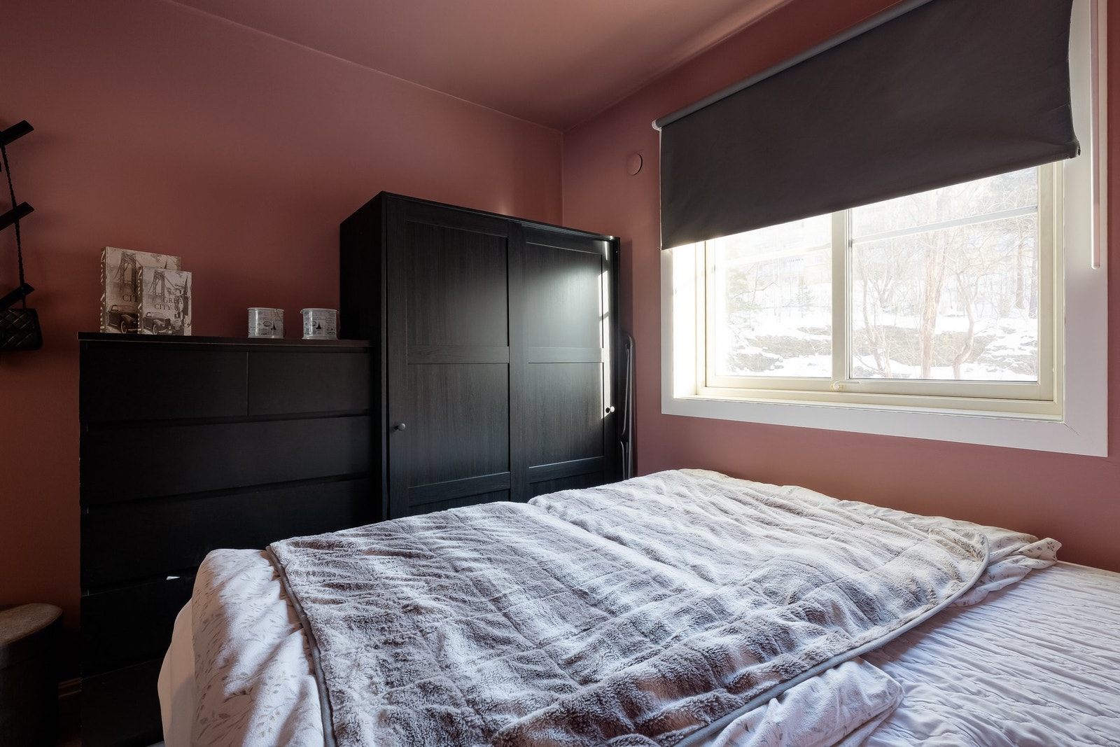 Det som i dag brukes som hovedsoverom ligger stille og rolig til med god plass til dobbeltseng. Galleribilde