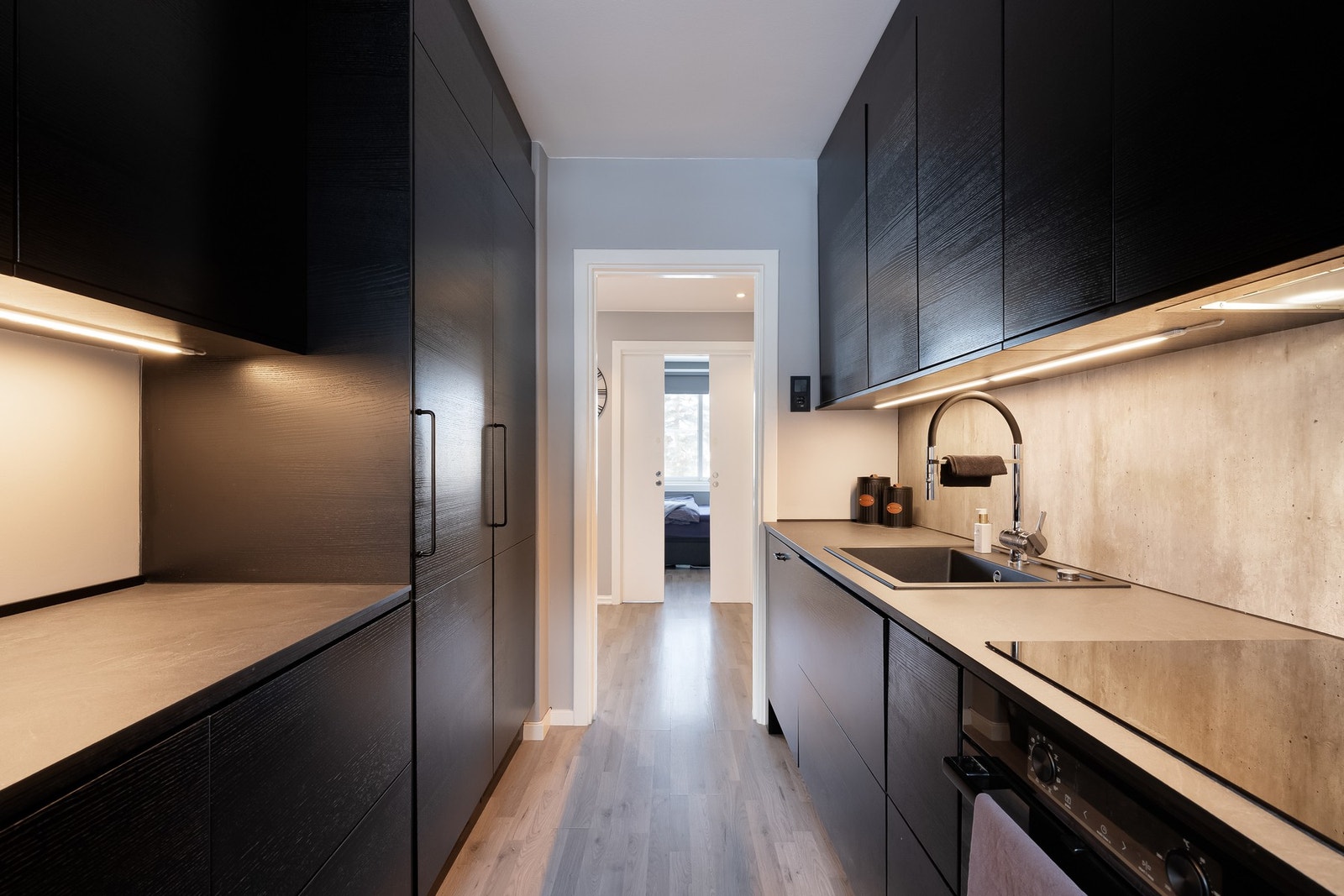 Kjøkkenet har rikelig med skapplass og stor arbeidsflate - en drøm for deg som liker å kokkelere! Galleribilde