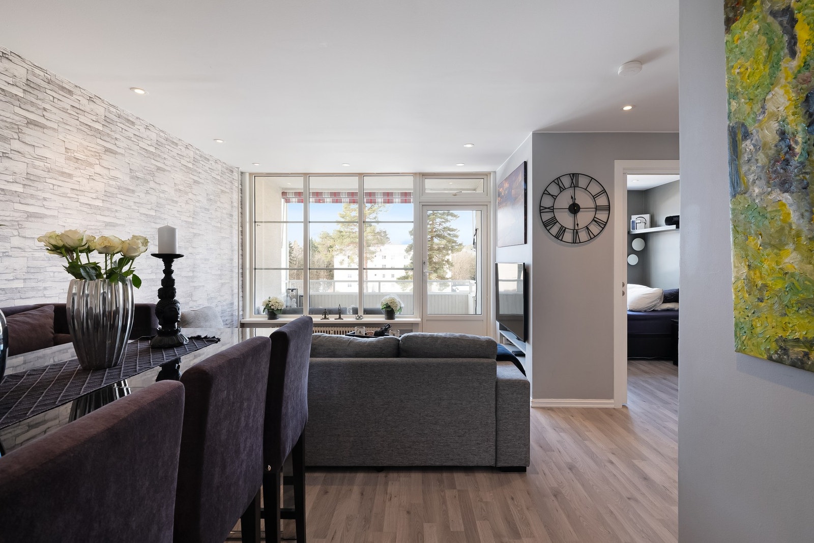 Leiligheten har pene overflater med laminatgulv og slette malte flater. Galleribilde