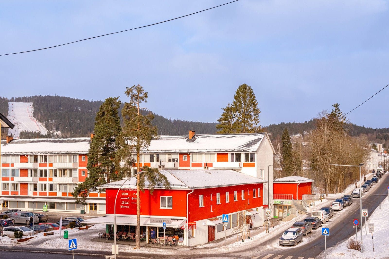Rema 1000 Årvoll senter og Kiwi Tonsenhagen er nærbutikkene man kan legge daglighandelen til. Tonsenhagen Torg ligger like ved boligen og byr på tilbud som apotek, frisør, dagligvarebutikk og "Kaffehjørnet". Galleribilde