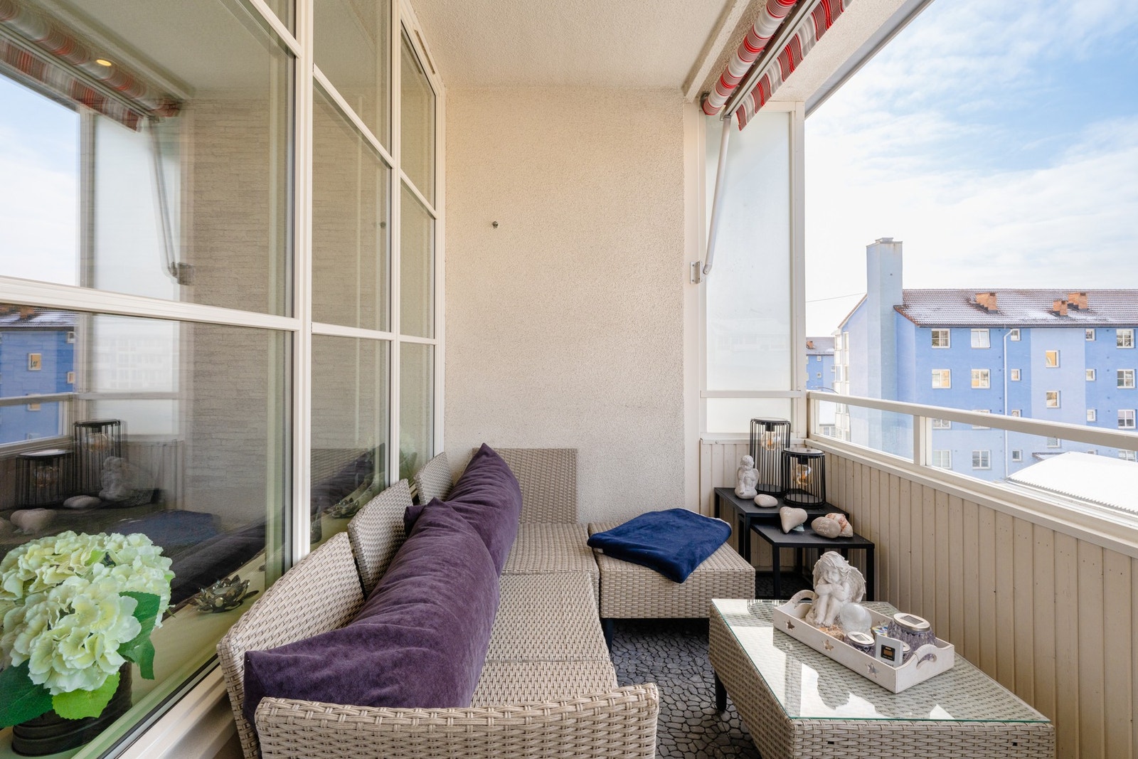 Fra stuen er det utgang til en hyggelig balkong på ca. 6 kvm. Galleribilde